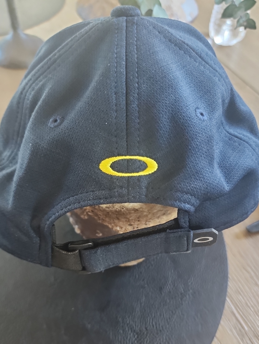 Oakley Black Cap with Yellow Logo - Picture 3 of 4